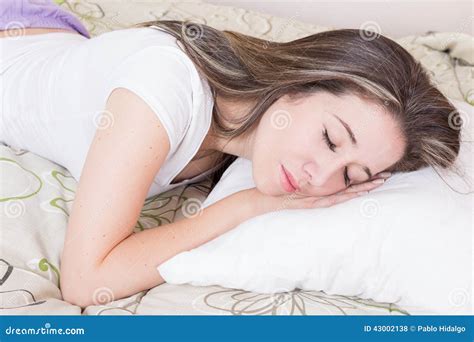 stockfotos bett attraktive frau|Frau im bett .